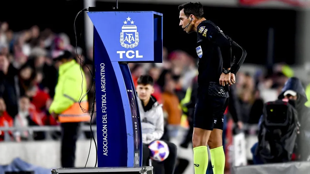 Facundo Tello dirigirá el clásico de Avellaneda. (Getty Images)