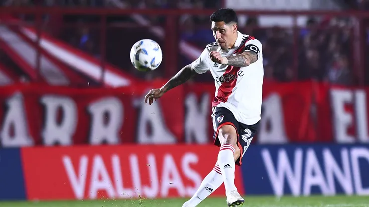 Enzo Pérez en acción con la camiseta de River.