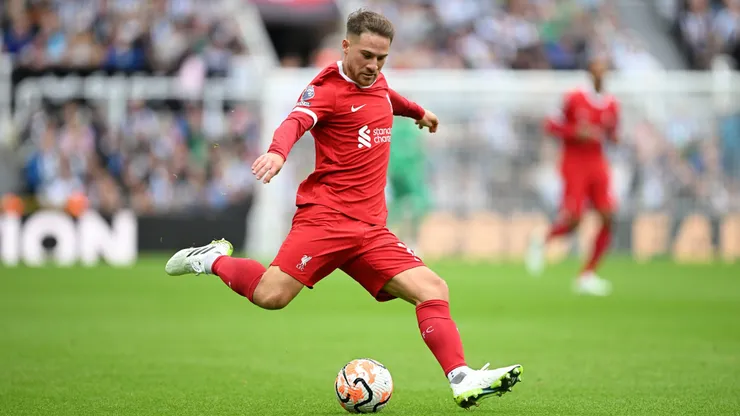 Todos de pie: El gran gesto del público de Liverpool con Alexis Mac Allister