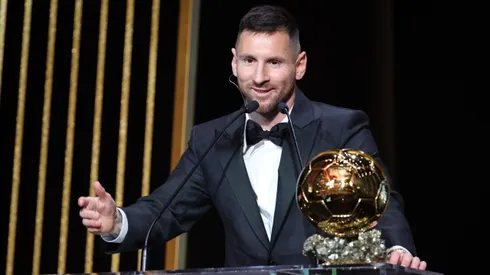 Messi junto al Balón de Oro 2023, el octavo de su carrera.