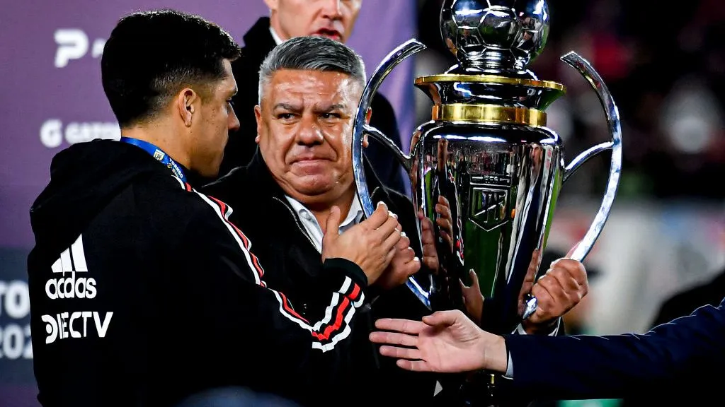 Tapia entregando el trofeo por la LPF 2023. (getty)
