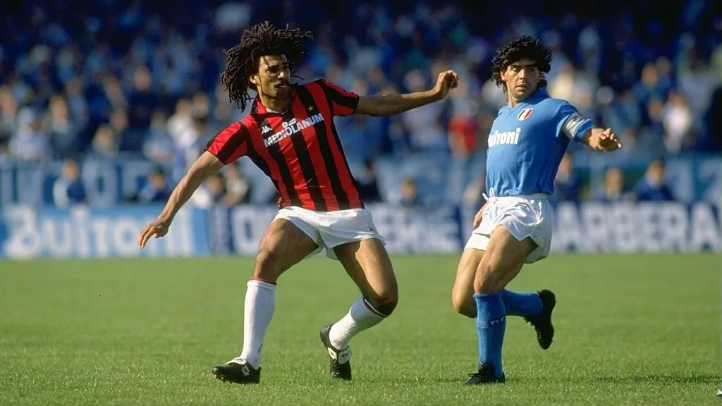 Maradona frente a Gullit en Napoles. (Getty)