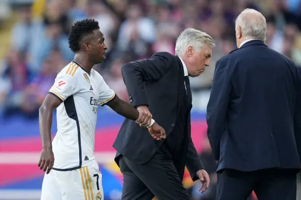 Ancelotti tuvo que calmar a Vinicius tras un primer tiempo complicado. (Photo by Alex Caparros/Getty Images)