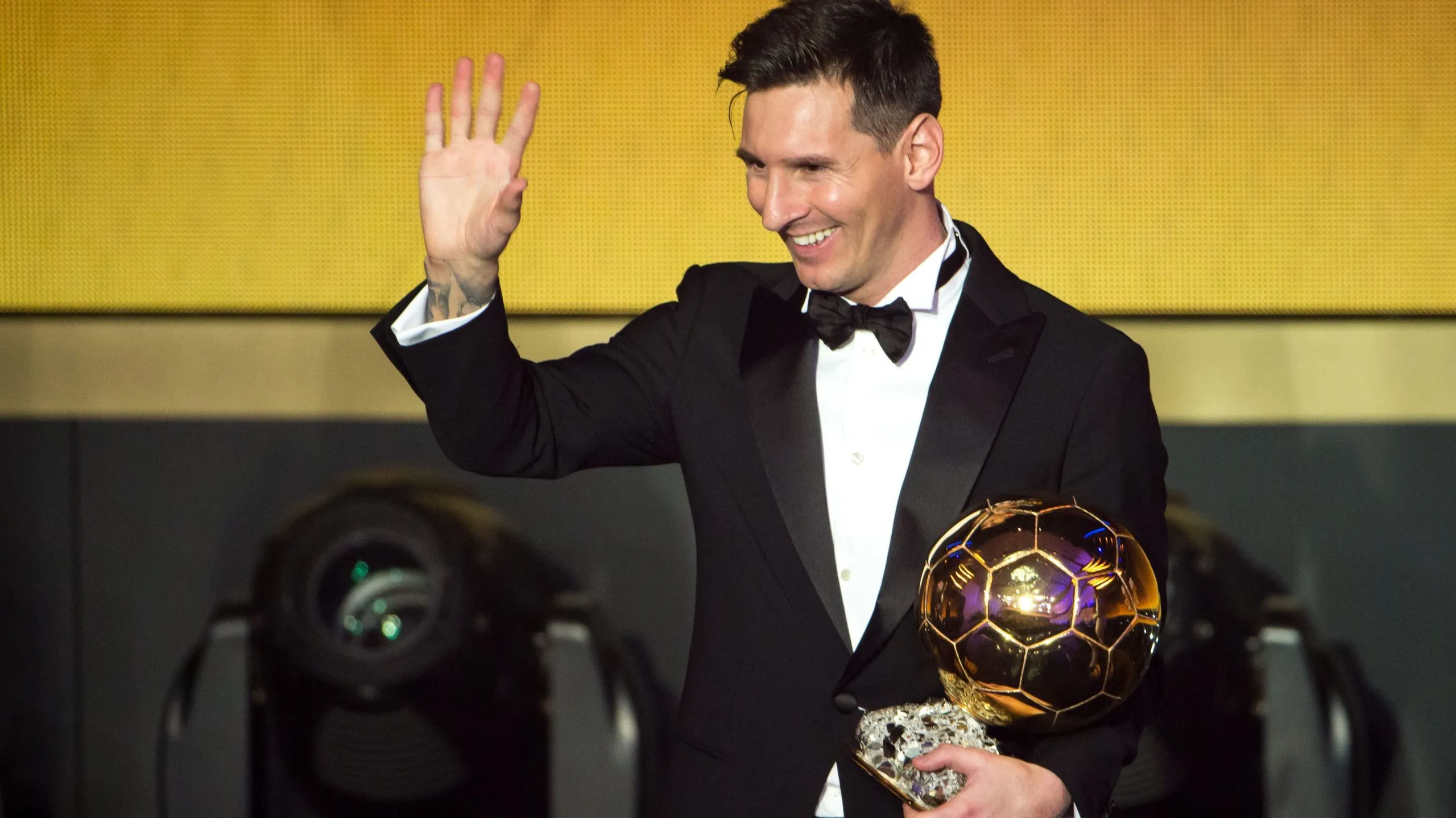 Messi recibiendo su Balón de Oro en 2015. (Getty)