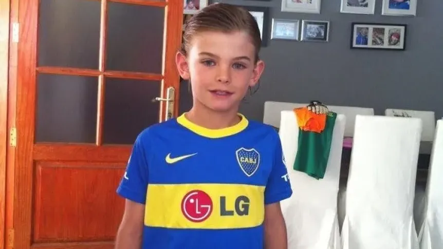 La foto retro de Nico Paz con la camiseta de Boca.