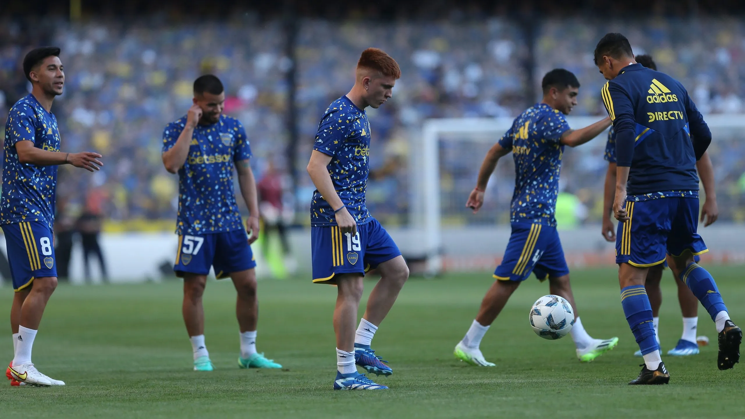 El plantel de Boca entrando en calor para el partido contra Estudiantes, el último previo a la final contra Fluminense. (Foto: Getty).