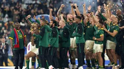 Sudáfrica levantando el trofeo en territorio francés.