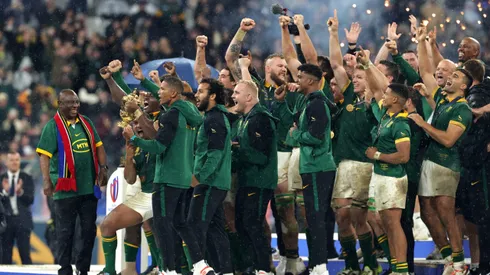 Sudáfrica levantando el trofeo en territorio francés.