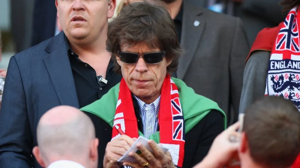 Mick Jagger firmando un autógrafo antes de ver a Inglaterra perder ante Alemania (Getty Images).