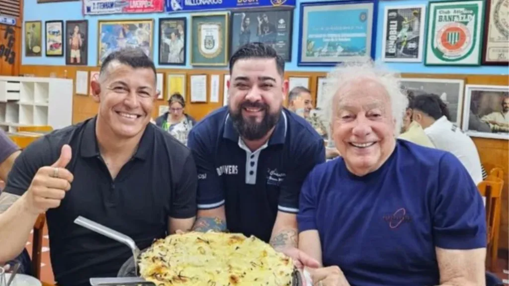 Alejandro Montes junto a Jorge Almirón y Guillermo Coppola (Olé)