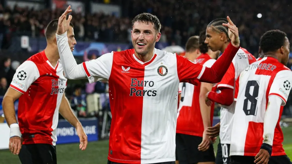 Santi Giménez y una actuación estelar ante Lazio (IMAGO / Pro Shots).