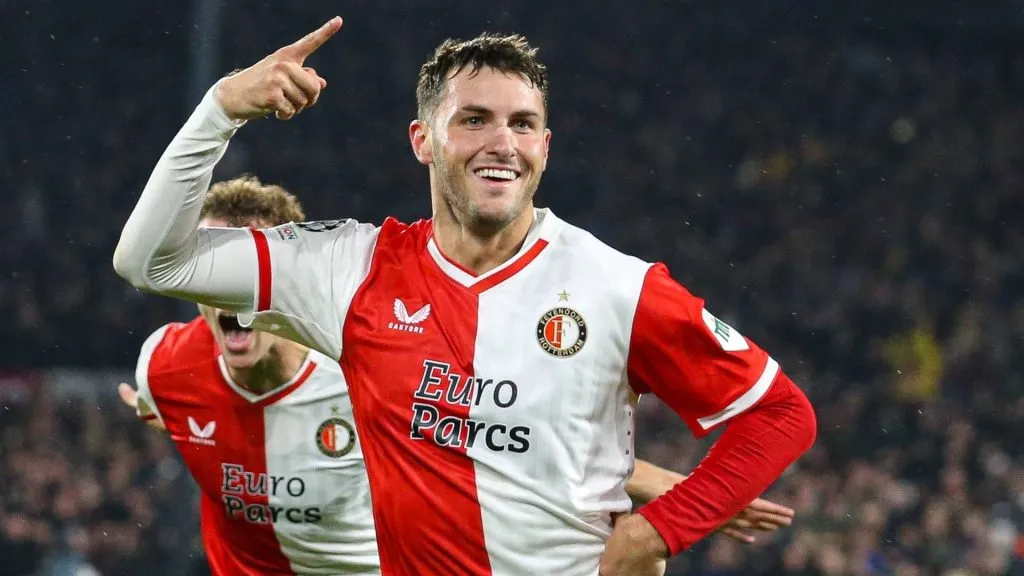 Santi Giménez la rompió en su debut en Champions League con Feyenoord.