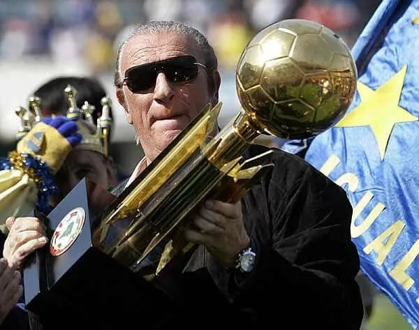 Basile y uno de los títulos internacionales que ganó en sus primeros 14 meses en el club. Foto Web.