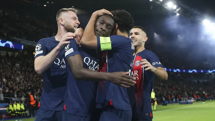 Kolo Muani y el abrazo con sus compañeros.