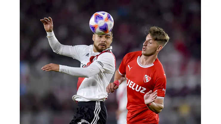 BUENOS AIRES, ARGENTINA - APRIL 23: Paulo Diaz of River Plate competes for the ball with Baltasar Barcia of Independiente during a Liga Profesional 2023 match between River Plate and Independiente at Estadio Mas Monumental Antonio Vespucio Liberti on April 23, 2023 in Buenos Aires, Argentina. (Photo by Marcelo Endelli/Getty Images)