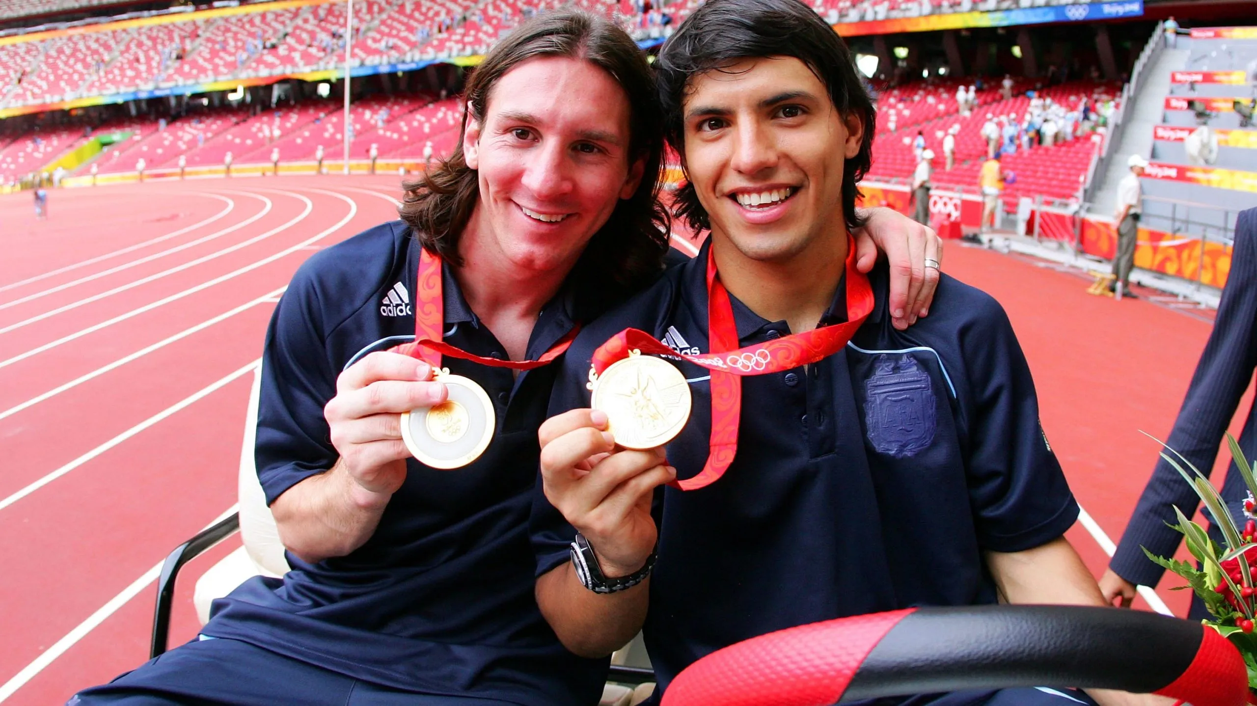 Lionel Messi junto a Sergio Aguero en la celebración de la obtención de la Medalla de Oro de los Juegos Olímpicos de Beijing 2008. Getty Images.