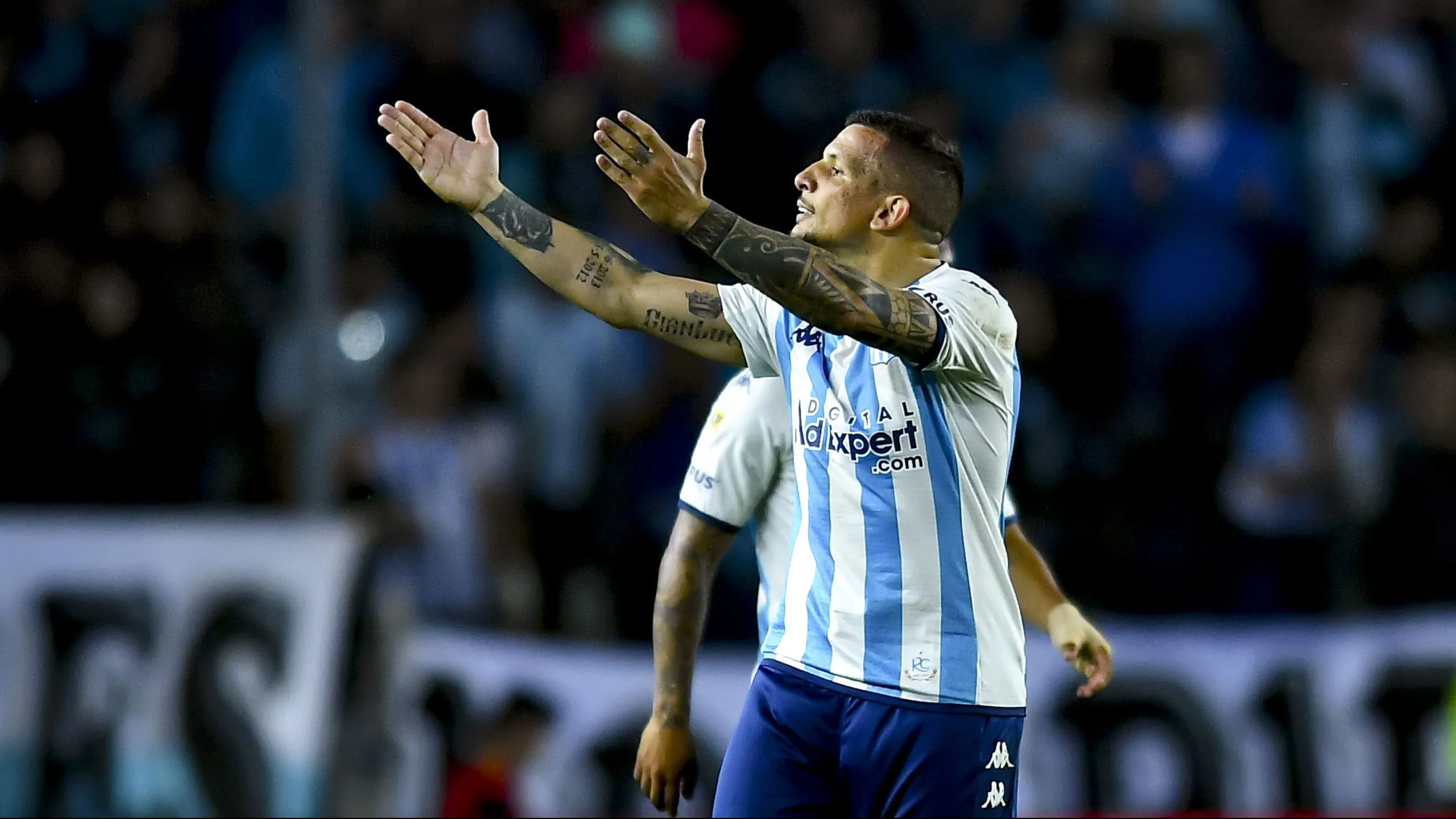 Emiliano Vecchio festejando un gol con Racing. (Getty Images)