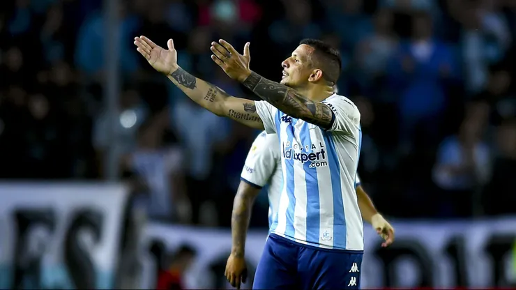 Emiliano Vecchio festejando un gol en Racing.