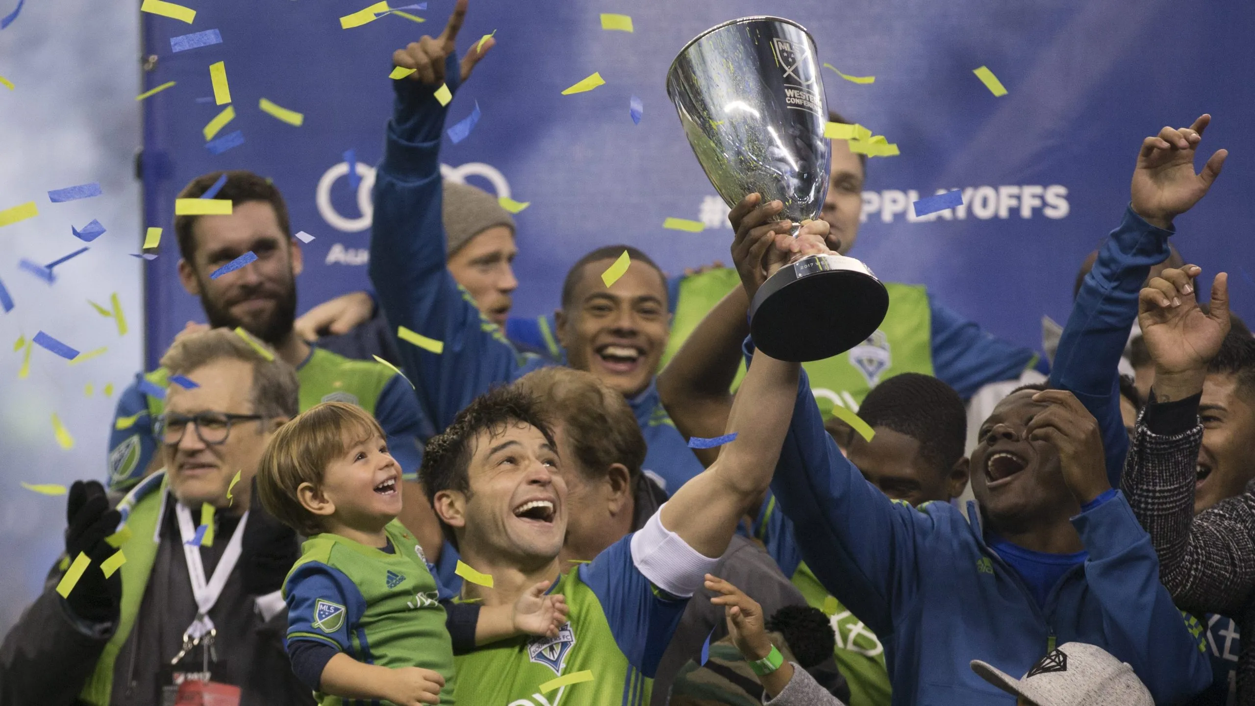 Nico Lodeiro levantando el trofeo de campeón de conferencia de la MLS en 2017. (Foto: Getty)