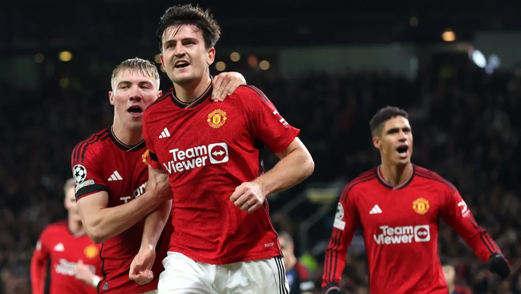 Harry Maguire celebra con Rasmus Hojlund y Varane