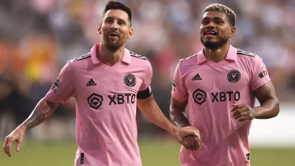 Messi celebra su gol junto a Josef Martínez. (Getty)