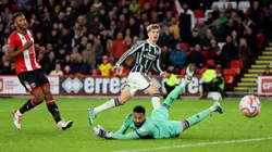 Un hincha se metió al campo de juego para hacerle un reclamo a Garnacho