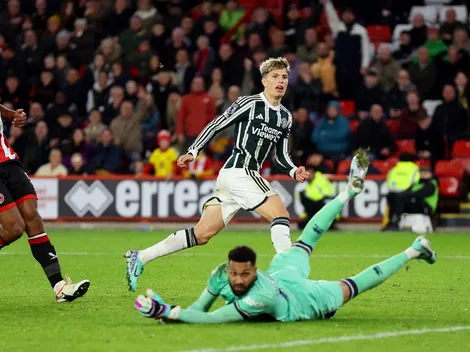 Un hincha se metió al campo de juego para hacerle un reclamo a Garnacho
