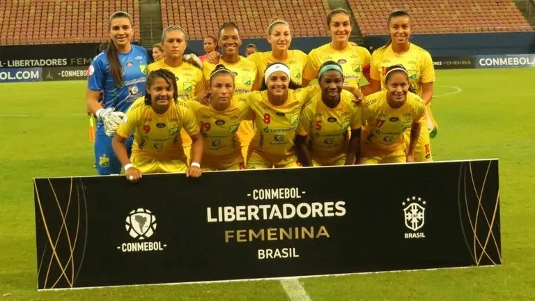 Stábile y Cometti arriba y Vallejos abajo, tres de las cuatro argentinas de Huila campeón.