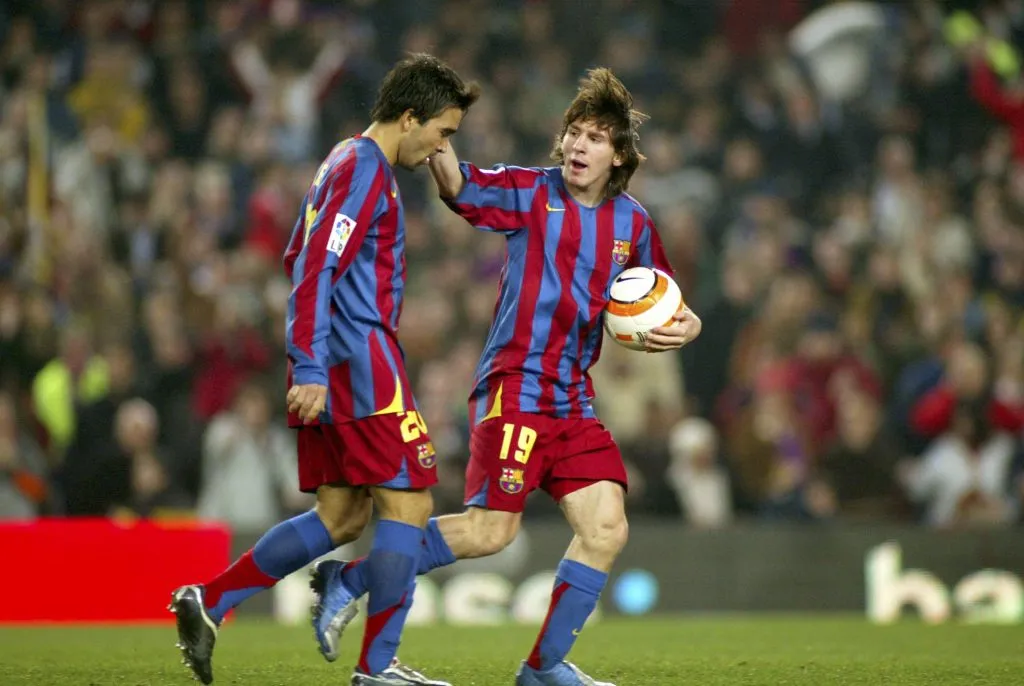 Messi y Deco celebrando un gol en Barcelona. (Foto: Getty)