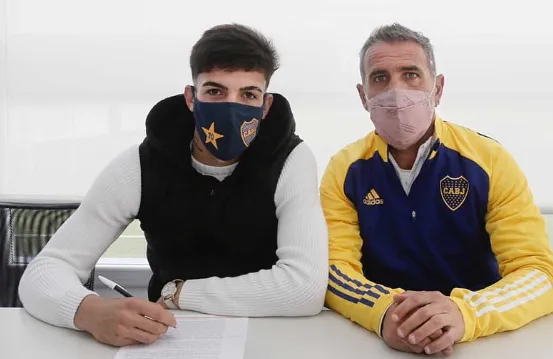 Gabito Vega firmando su contrato profesional en Boca, en 2020 (@gabitoovega)