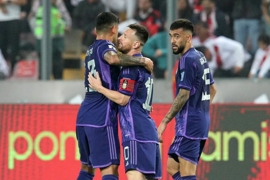 Cuti Romero se abraza con Messi tras el gol que rompió la paridad.