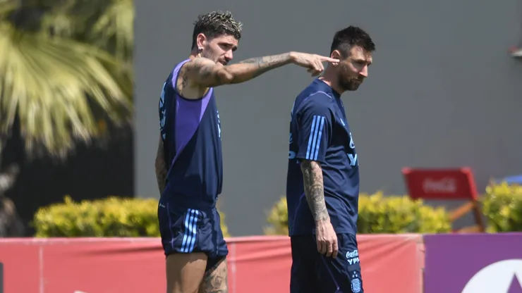 EZEIZA, ARGENTINA - OCTOBER 16: Rodrigo De Paul (L) of Argentina talks to his teammate Lionel Messi (R) during a training session ahead of the Qualifiers match against Peru at Lionel Messi Training Camp on October 16, 2023 in Ezeiza, Argentina. (Photo by Gustavo Garello/Getty Images)