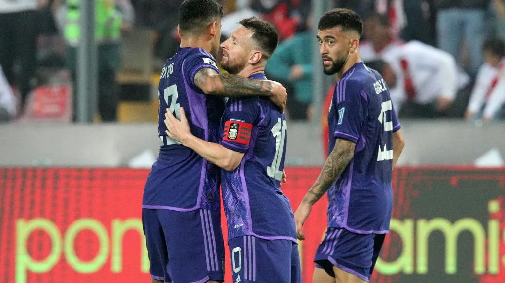 Messi celebra uno de sus goles a Perú. // Getty