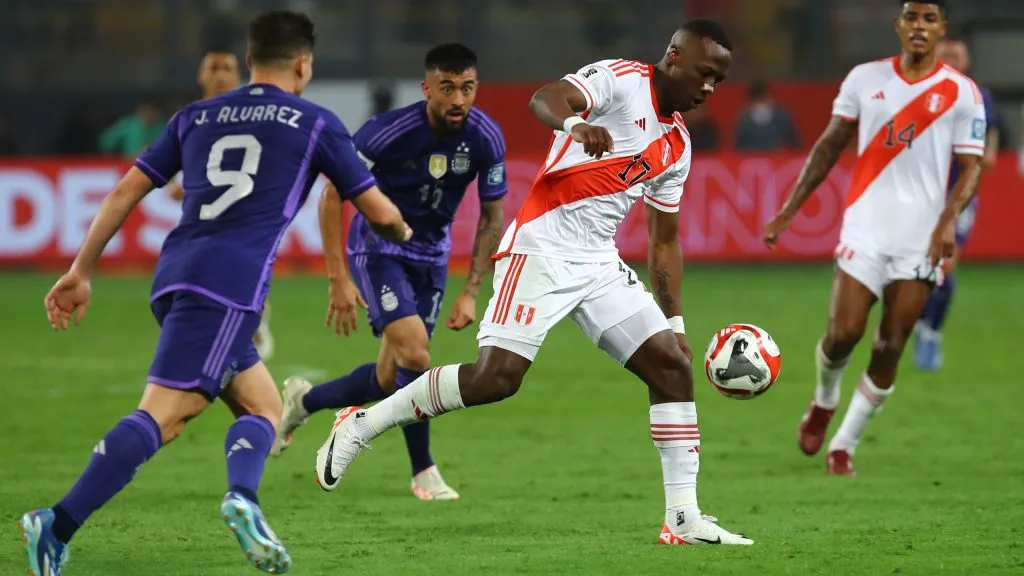 Advincula, titular contra Argentina. (Foto: Getty Images)