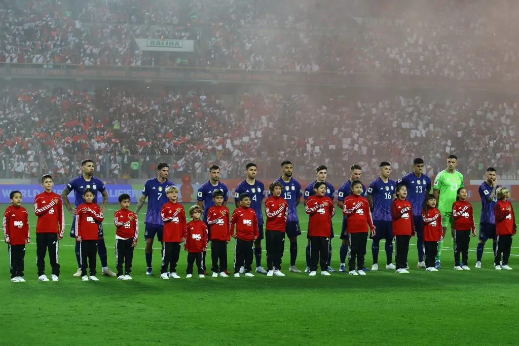 El equipo titular de la Selección Argentina en la previa del partido ante Perú. (Foto: Getty).