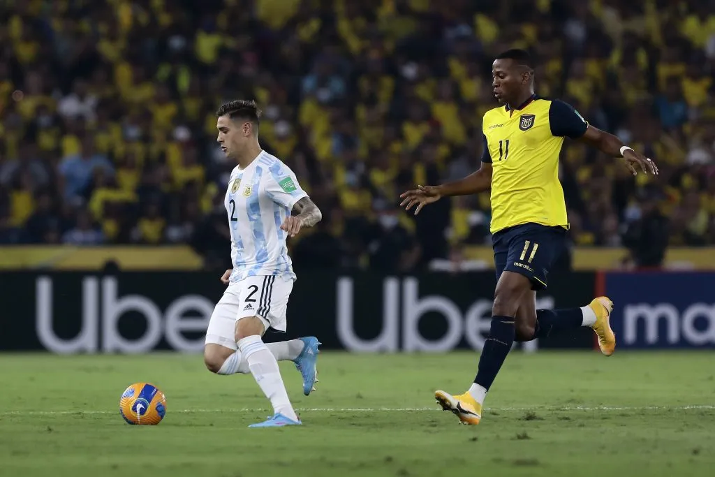 Lucas Martínez Quarta cuida la pelota ante la marca de Estrada. (Foto: Getty).