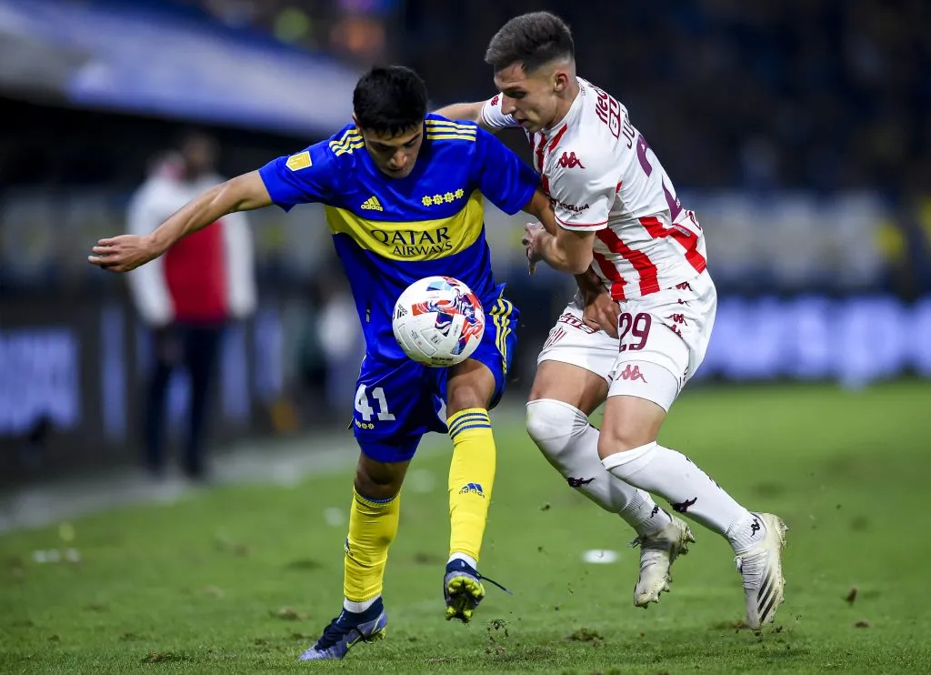 Luca Langoni disputa la pelota con Daniel Juárez en el último Boca – Unión jugado en La Bombonera. (Foto: Getty).