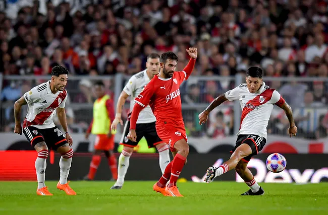 Martín Cauteruccio con la camiseta de Independiente. (Getty Images)