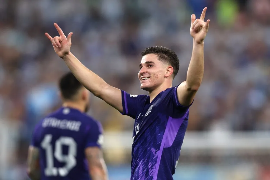 Julián Álvarez con la camiseta violeta festeja su gol ante Polonia. (Foto: Getty).