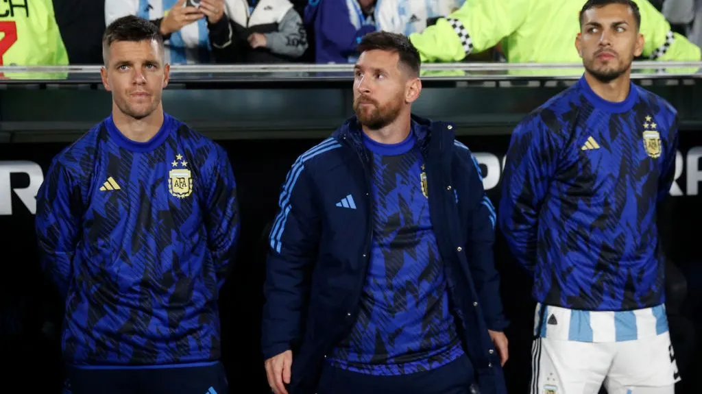 Messi en el banco de suplentes ante Paraguay. // Getty