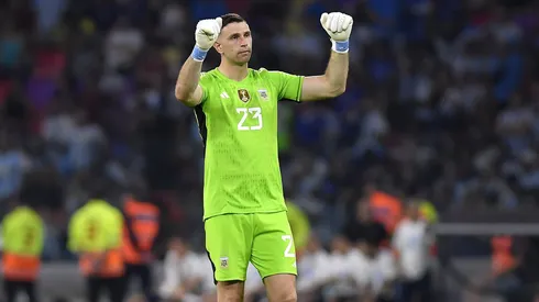 Dibu Martínez va por el invicto de Zoff: ¿Cuántos minutos le faltan?