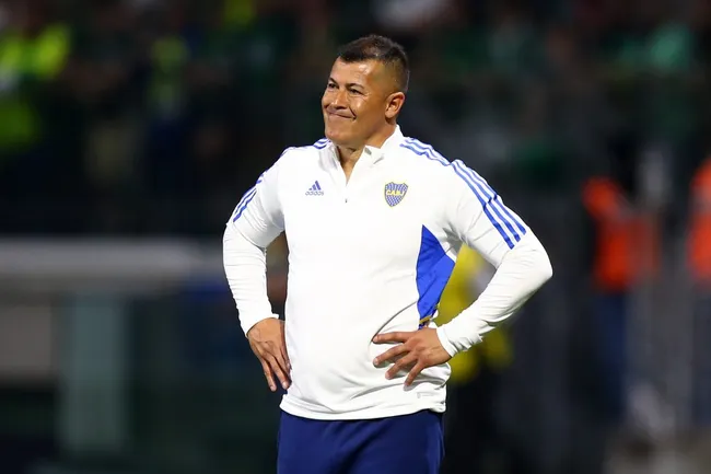 Jorge Almirón usando campera blanca ante Palmeiras por la recomendación de Armas. (Foto: Getty).