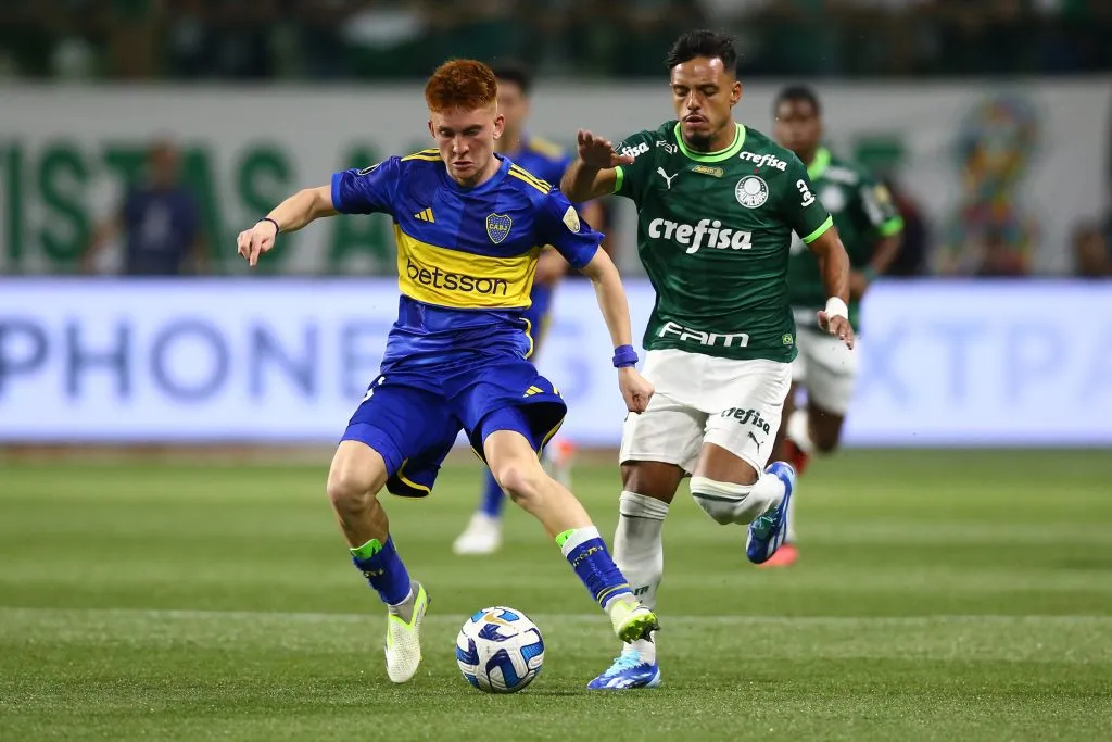 Valentín Barco disputa la pelota con Gabriel Menino en el último partido entre Boca y Palmeiras. (Foto: Getty).