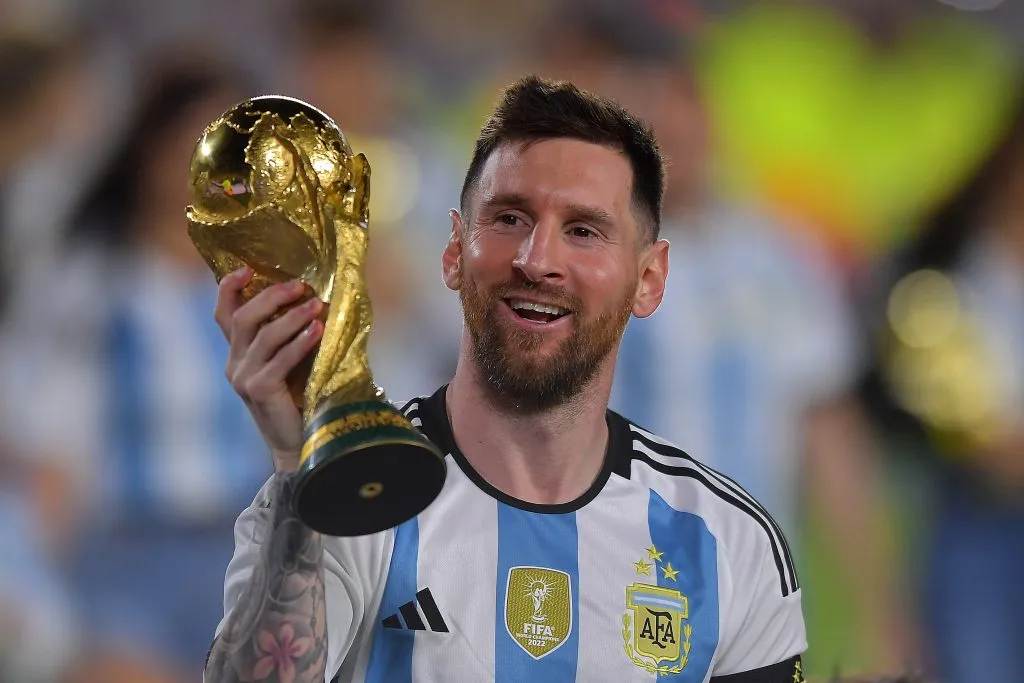Lionel Messi levantando la Copa del Mundo en el Más Monumental, donde ahora tendrá un palco. (Foto: Getty).