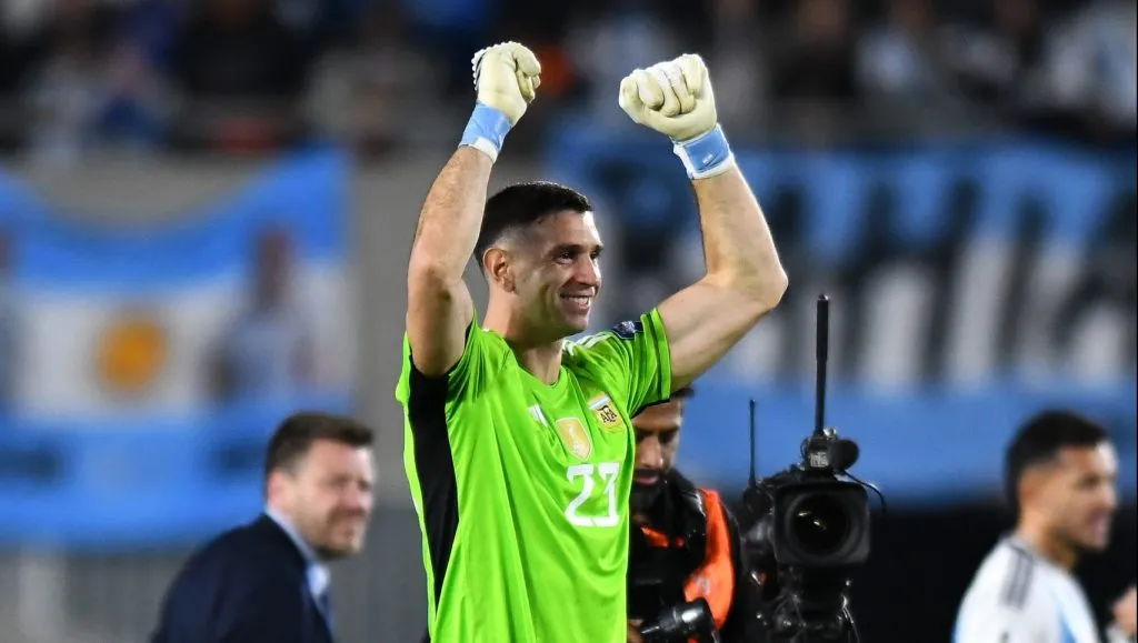 Dibu Martínez en la victoria de la Selección Argentina frente a Paraguay. (Foto: Getty Images)