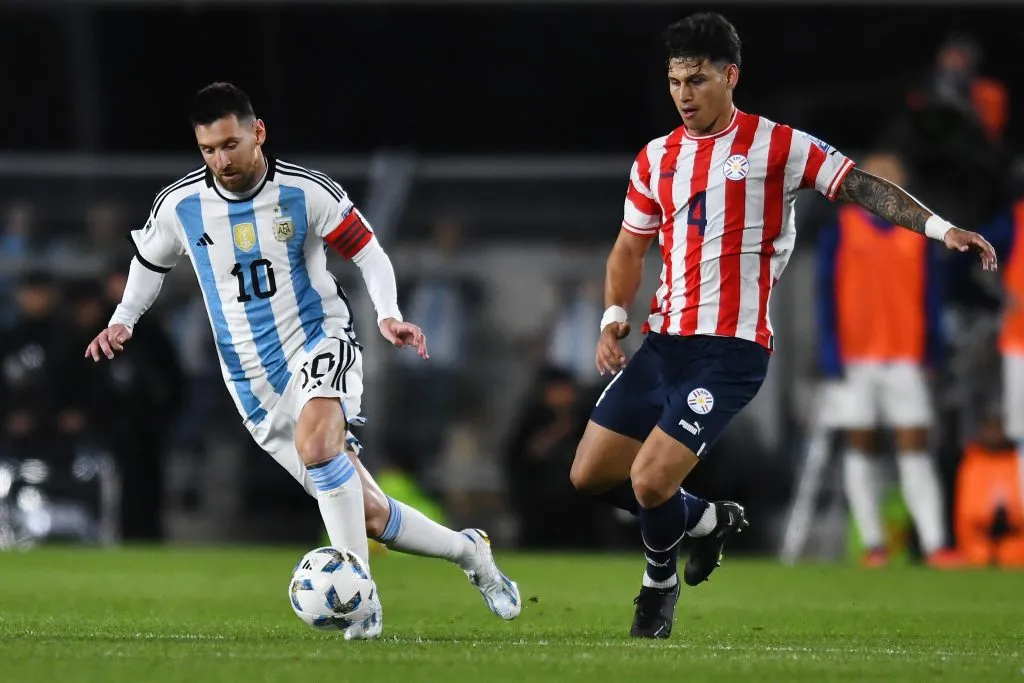 Lionel Messi cuida la pelota ante la marca de Matías Espinoza. (Foto: Getty).