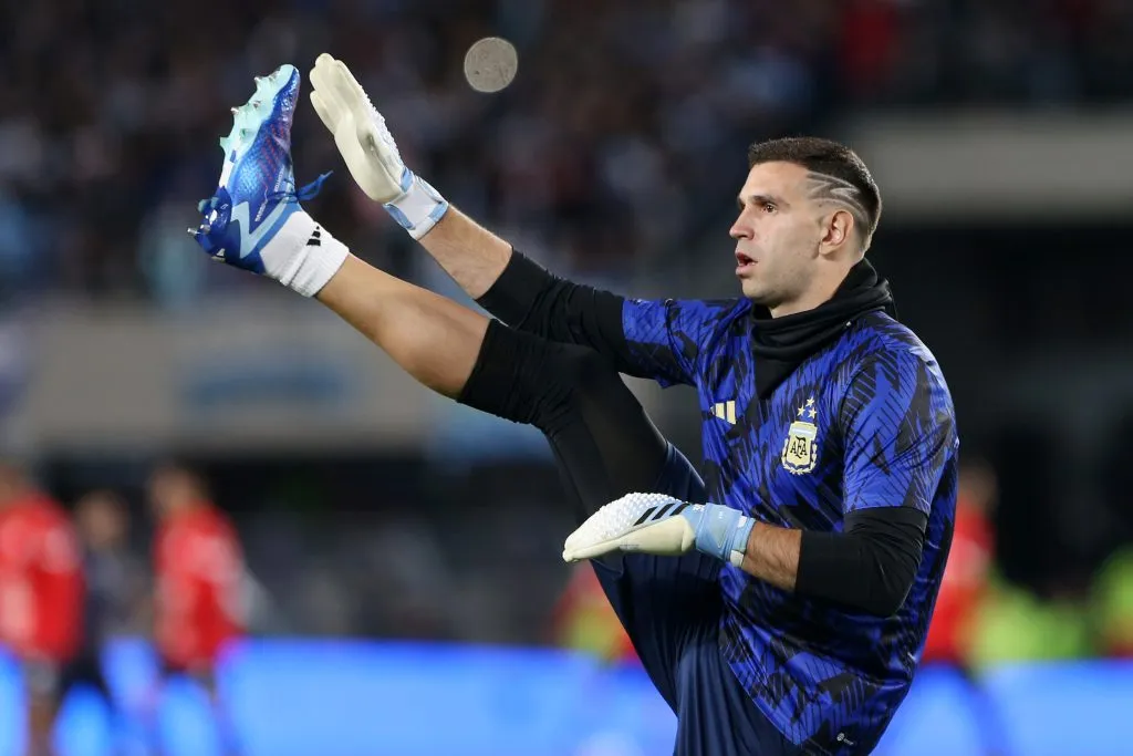 Emiliano Martínez entrando en calor previo al partido contra Paraguay. (Foto: Getty).