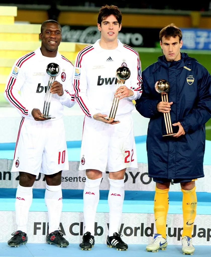 Rodrigo Palacio junto al Balón de Oro Kaká y Clarence Seedorf, el Balón de Plata. (Foto: Getty).