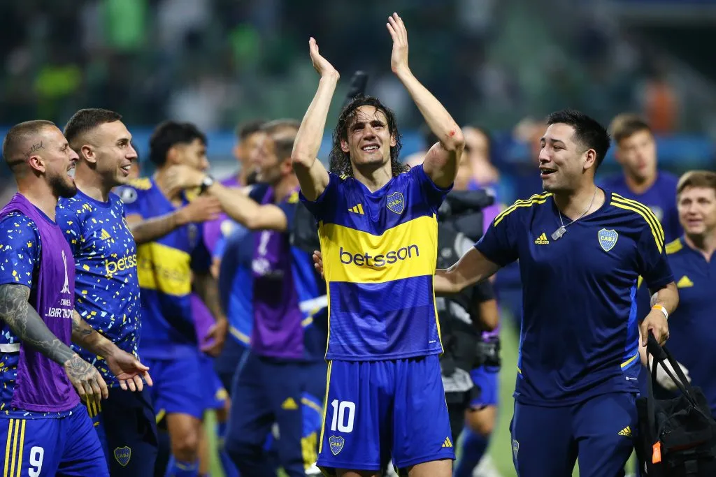Edinson Cavani junto al plantel de Boca celebran el pase a la final de la Copa Libertadores, que los deja a un partido de clasificar al Mundial de Clubes 2023. (Foto: Getty).
