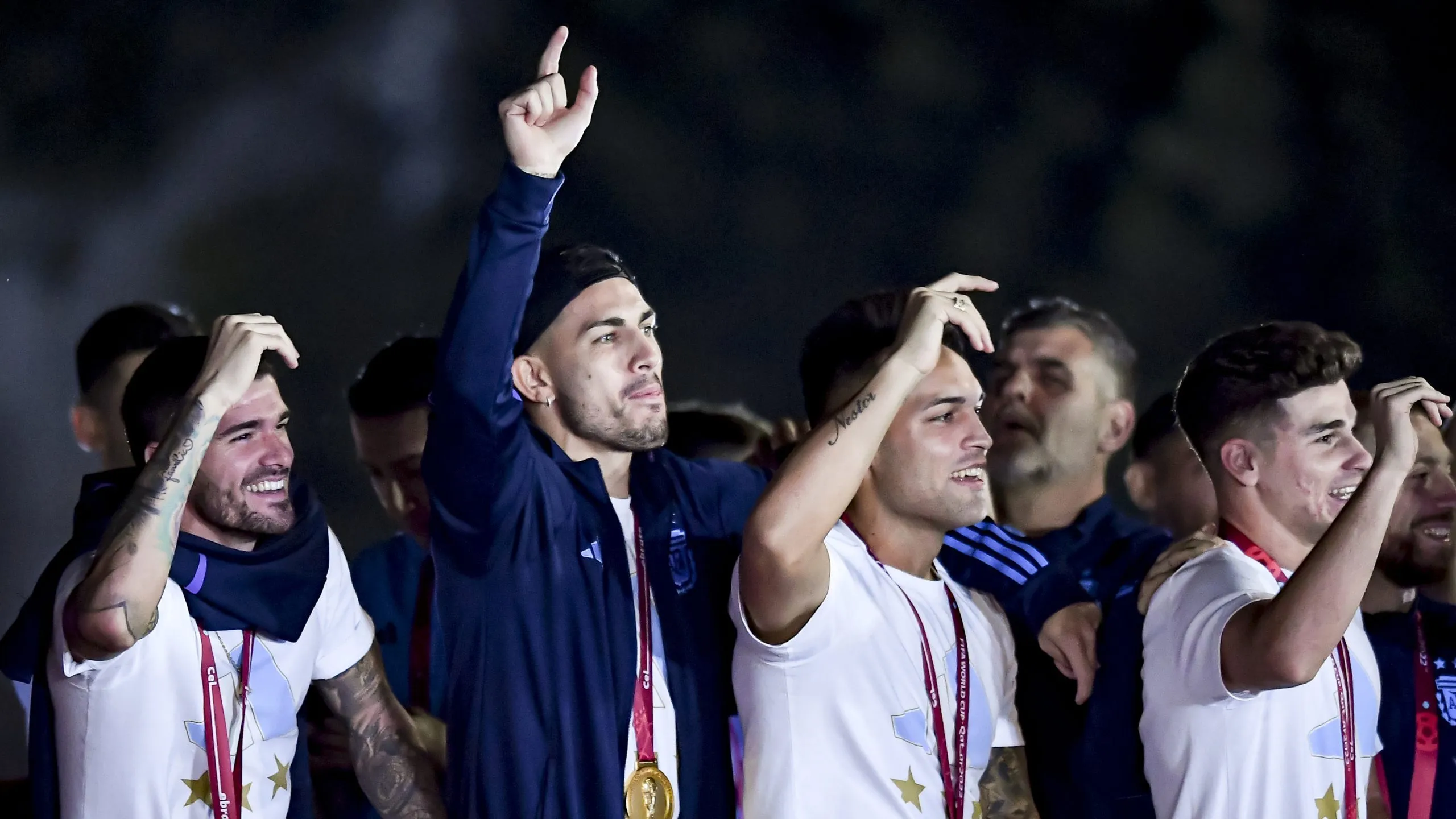 Lautaro Martínez y Julián Álvarez celebran el título obtenido en Qatar.